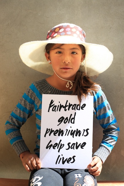 Fairtrade Gold ensures fair pay and labor standards, and safe working conditions. Fairtrade premiums are fed back directly to the community.